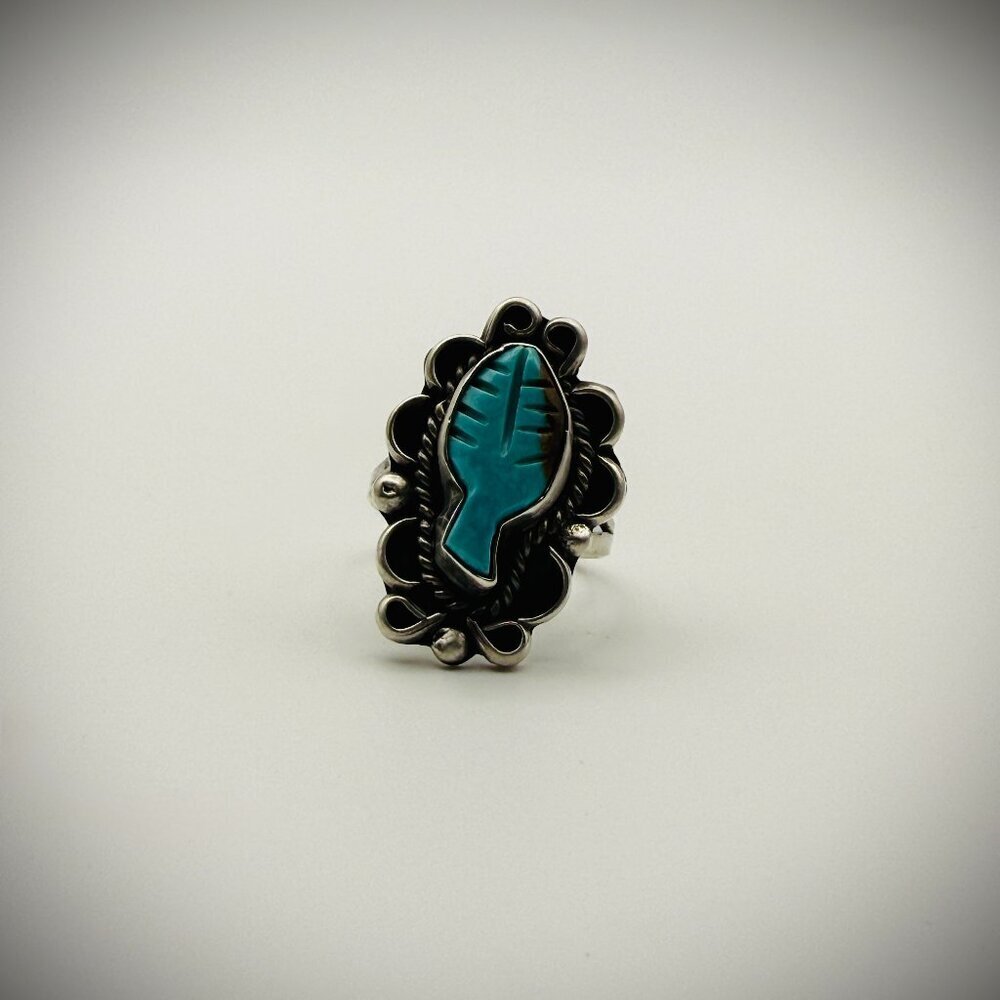 Vintage Carved Turquoise-Style Leaf Ring – Size 7.75 – Unmarked Silver-Tone